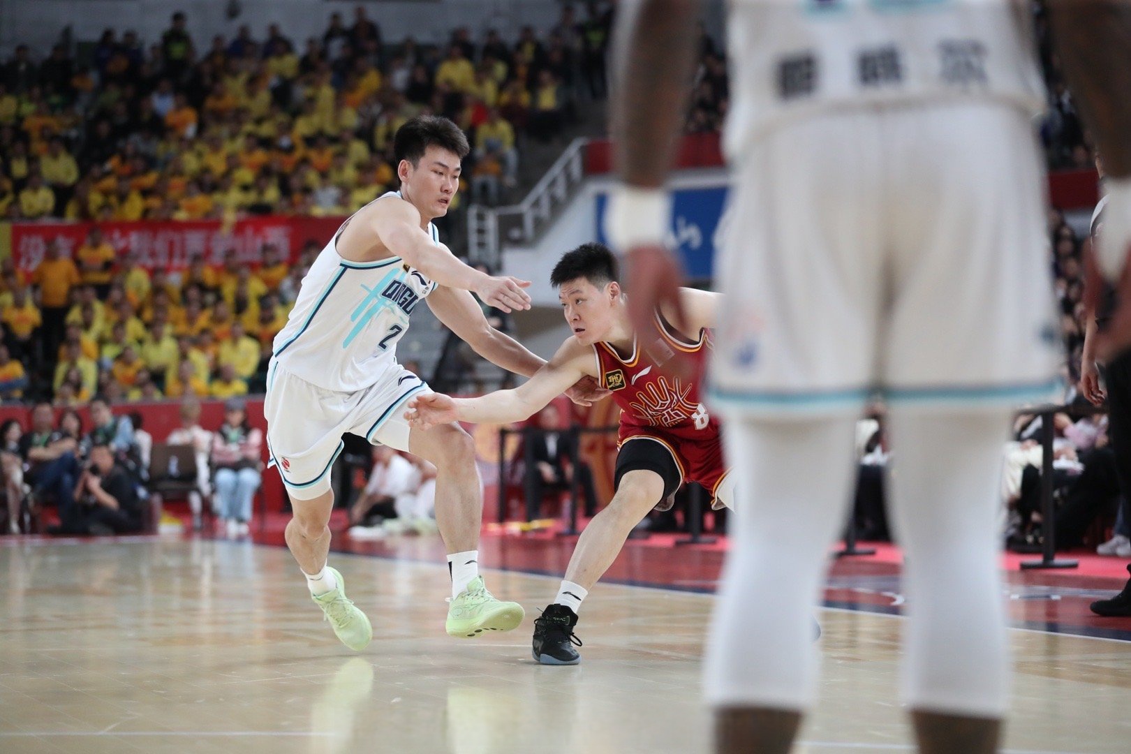 开云APP-球员们飞身一跃，抢篮板得分