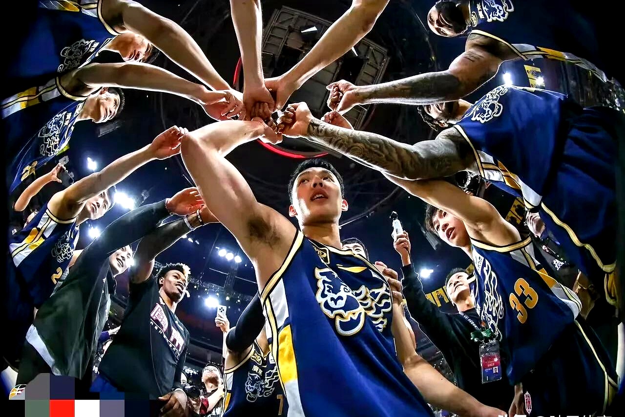 球员们飞身一跃，抢篮板得分